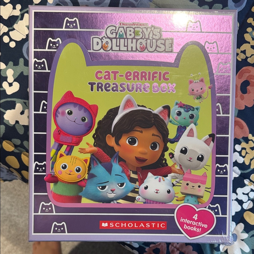 Scholastic Gabby's Dollhouse Cat-errific Treasure Box with Purple Accents